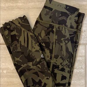 Lululemon camouflage scallop bottom size 2/4